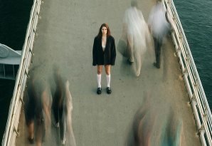 Imagen una chica entre la multitud relacionada con la terapia agorafobia